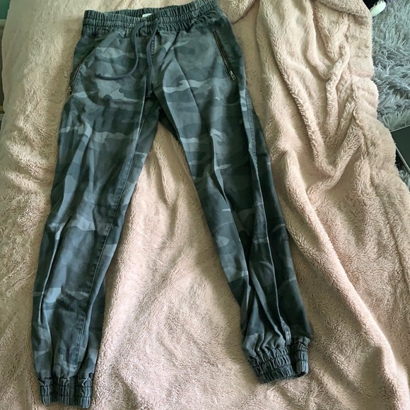 TNA Camo Pants - Picture 1 of 2